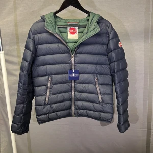 Colmar jacka navy 46 - Säljer nu en riktigt snygg colmar jacka! Perfekt vinterjacka, riktigt snygg! Size 46 motsvarar S! Skick 8/10. Finns en reva på ena armen. Finns bild. Självklart äktq! Hör av dig vid minsta fundering 🤩