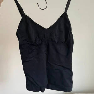 Tight snyggt linne - Funkar som shapewear. Snatchar waisten. Står M men passar XS/S-M. Aldrig använt.