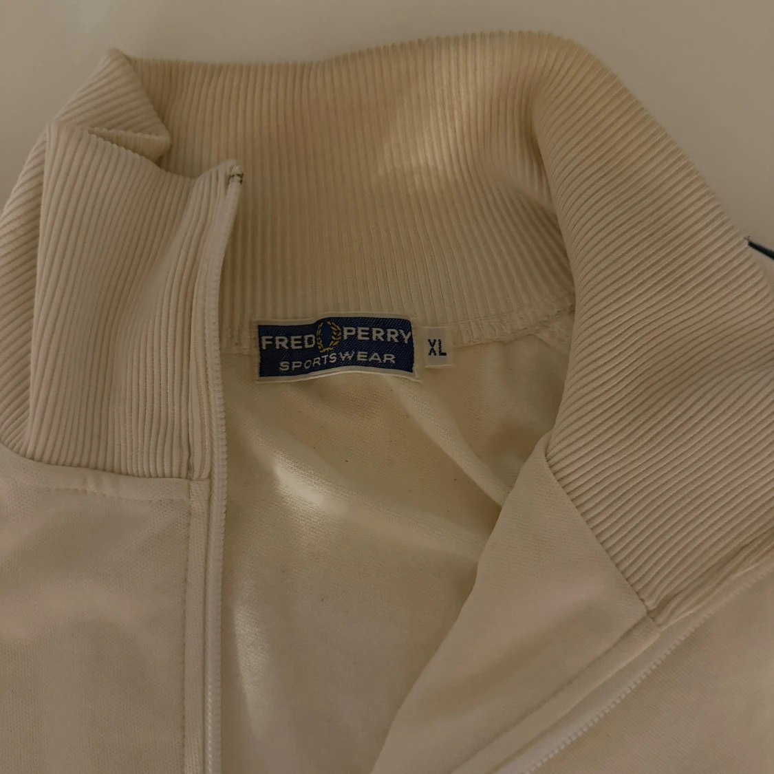 Vit Fred Perry tröja  - 2