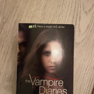 The Vampire Diaries - En spännande bok om vampyrer och mystik, perfekt för dig som gillar övernaturliga berättelser och drama. Boken har inspirerat en populär tv-serie och är ett måste för fans av fantasy och romantik.