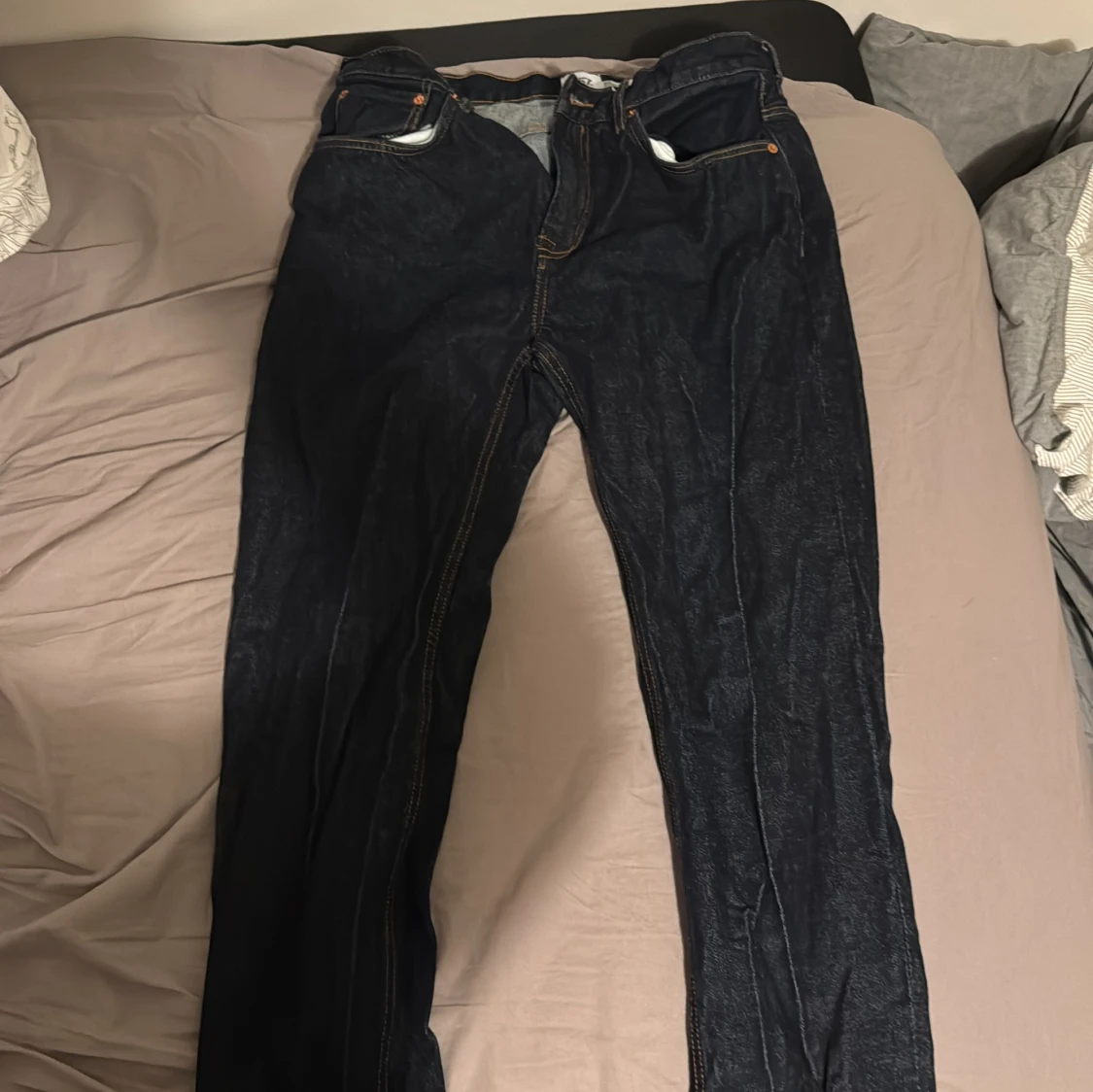 Mörkblå jeansbyxor med raka ben