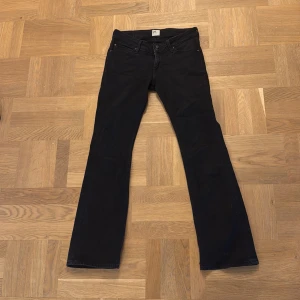 Svarta lågmidjade, bootcut jeans från Lee - Jättesnygga lågmidjade, bootcut jeans från lee . Köpta för 750kr, mitt pris är 500kr + frakt som kunden betalar, priset kan diskuteras.