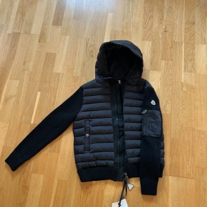 Moncler cardigan tricott  - Moncler cardigan i mycket bra skick säljer eftersom den inte passade mig och vill bli av med den. Vid frågor skriv privat kom gärna med bud 