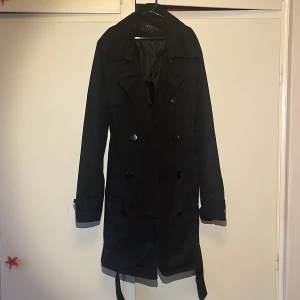 🖤Svart trenchcoat från Vila🖤 - Jättefin svart trenchcoat från vila som har knappar och bälte. Knappt använd och är normal i storleken💗