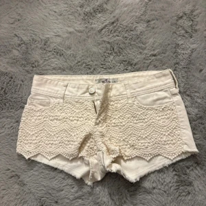 Lågmidjade jeans shorts - Lågmidjade jeans shorts från hollister i storlek 24 bra skick lite kräm färgade 