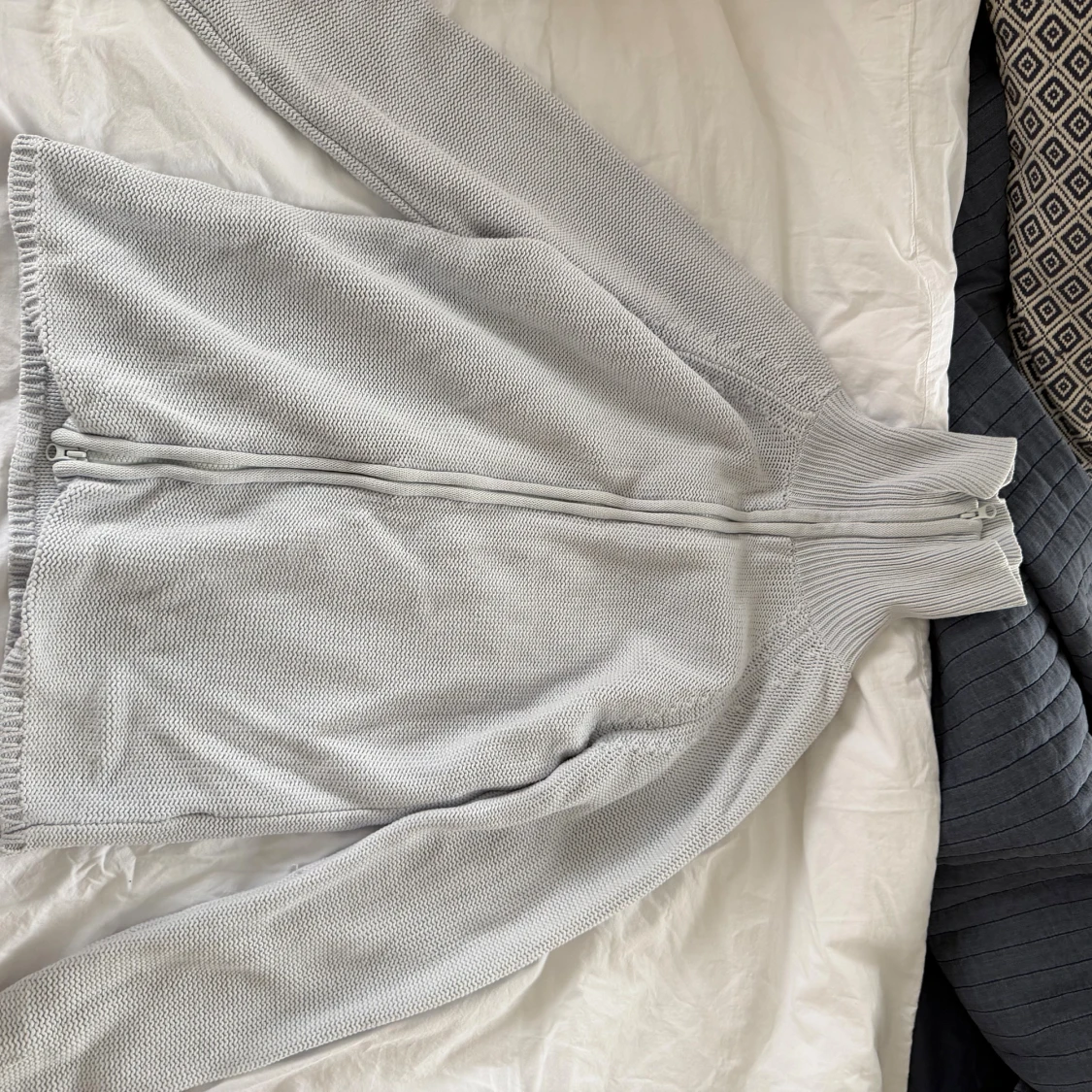 Ljusblå stickad kofta med dragkedja