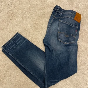 Replay Anbass - Tjena, säljer ett par riktigt snygga Replay Anbass jeans i storlek 34x32. Skicket är 9/10, alltså inga defekter! Skriva gärna om ni undrar något! :) 