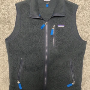 Patagonia väst - Tja säljer en nästintill ny Patagonia väst då jag inte använder den längre. Jag har använt västan max 3 gånger pågrund av att jag vanligtsvis bär storlek xs och denna är s. Kom gärna med bud och frågor😊