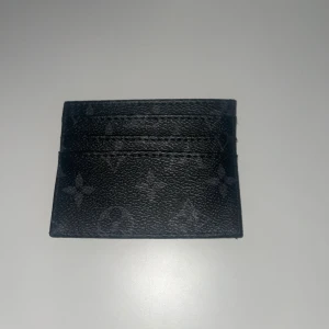 Svart korthållare - Snygg svart korthållare med många fack