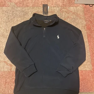 Polo half zip - Säljer denna snygga och helt nya polo Ralph lauren half zip i mörkblå färg, alla tags är kvara på den, tröjan är bara testad inget mer, säljer den då jag aldrig har någon användning av det, den blev köpt men aldrig använt.  Pris kan diskuteras!! Tveka inte att skriva!! 