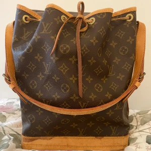 Louis Vuitton Noe GM - Snygg Louis Vuitton väska i modellen Noe GM. Givetvis äkta och i fint vintage skick💞