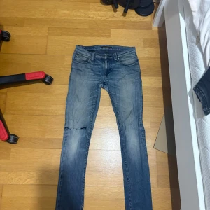 Blåa nudie jeans 29/32 - För småa för mig. Slimfit nudie. 300kr. Hör gärna av vid frågor. Pris är ej hugget i sten.