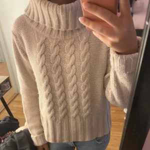 Beige stickad polotröja  - Super snygg polotröja