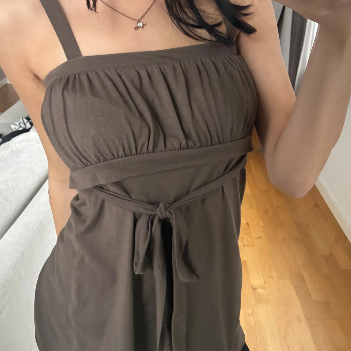 Brun linnetopp med knytband - 2