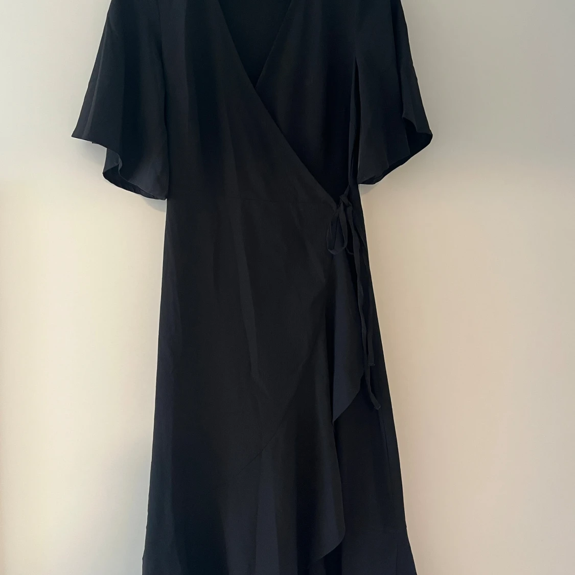 Svart överlappad klänning