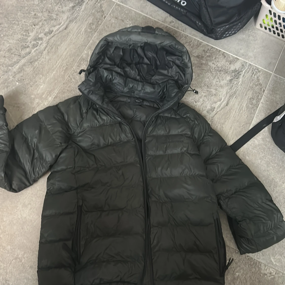 Svart dunjacka Peak Performance