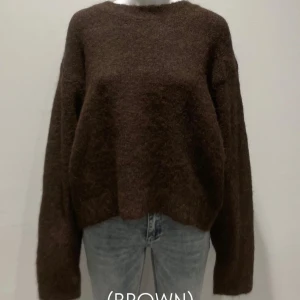 Brun stickad tröja  - Mysig brun stickad tröja med rund hals och lång ärm. Den är från missäy och har använts en gång så är som ny. Skicka privat för mer bilder osv kostar 399 ny med frakt på 70kr så säljer den för 340 