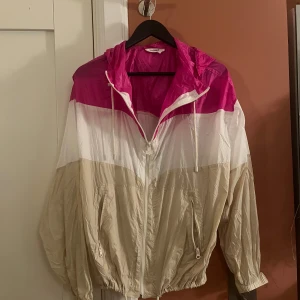 Isabel Marant vindjacka - Säljer min Isabel marant vindjacka. Den kommer med påsen till som man kan förvara den i. Vet inte storlek men skulle nog säga M. Hör av er om det finns några frågor.💗Pris kan diskuteras!