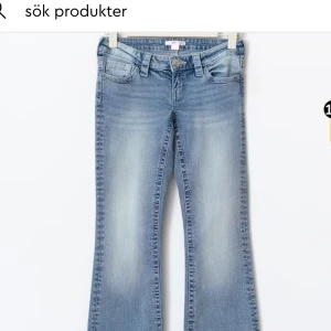  Ultra Low Bootcut Jeans - Snygga ljusblå bootcut jeans från Gina Tricot, modell Dixie ultra low. Slut på hemsidan hela tiden, råkade köpa hem 2 par så därför säljer jag ena paret! Strl S