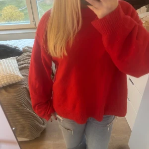 Röd stickad tröja från Weekday - Säljer en röd stickad tröja från Weekday i storlek S. Tröjan har en loose passform med rund hals och långa ärmar. 