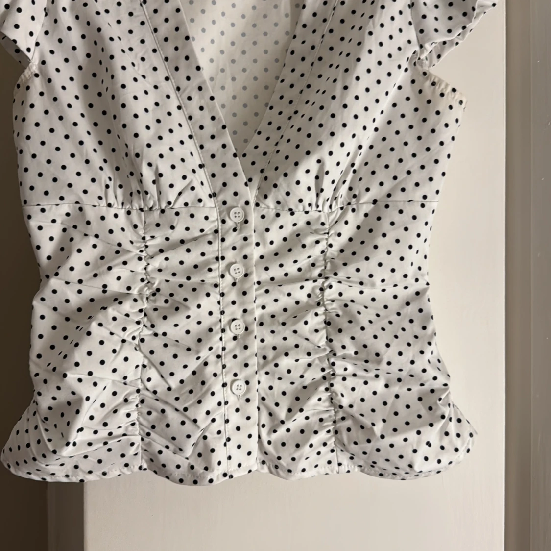 Vit prickig blus med v-ringning - 1