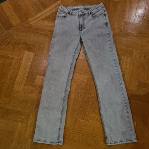 Jeans från Never Denim - Grå, mid waisted jeans från BikBok i märket Never Denim, använda mycket sparsamt och därför i nyskick, säljes på grund av att de inte passar längre. I stretchigt material och rätt så vida i passformen. Midjemått: 36,4 cm rakt över. Innerbensmått: 84 cm. Skriv gärna till mig om frågor uppstår! 😊