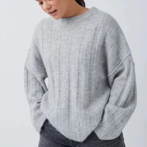Grå stickad tröja Gina Tricot - Mysig grå stickad tröja från Gina Tricot i oversized modell. 