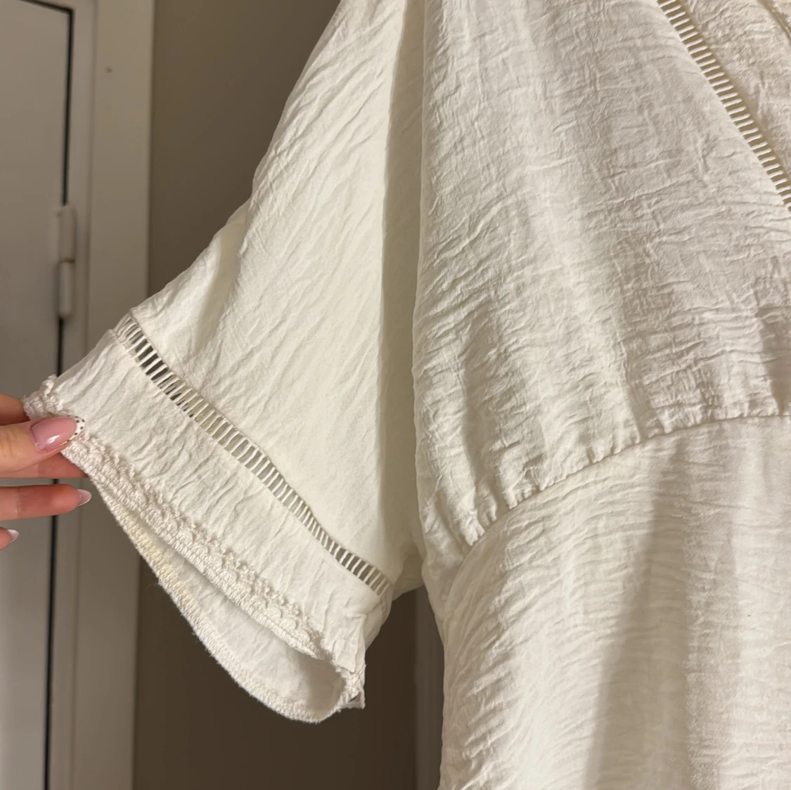 Vit blus med v-ringning och spetsdetaljer - 2