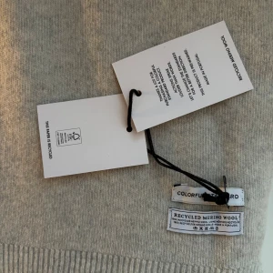 Colorful Standard Halsduk Merinoull - Ny med lappar i originalförpackning enligt bilder.  ”Snygg halsduk tillverkad av extra fin, återvunnen merinoull. Modernt, enkelt och evigt. Ett ”zero waste” -plagg stickad i lyxigt mjuk merino i många fantastiska färger. Gjord för att du ska känna dig extra bekväm med sina naturligt andningsbara ullfibrer och antibakteriella egenskaper. Håller dig varm och snygg när det är kallt. ”  • Mått: 31x200 cm  Se gärna mina övriga annonser för bundlerabatter och samfrakt!