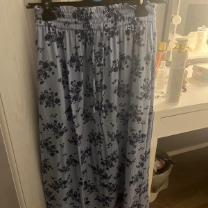 lång kjol - super fin💕den har resår och snöre i midjan samt fickor på sidorna som inte syns💕💕