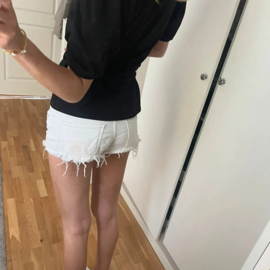 Svart omlottblus med puffärm - 2