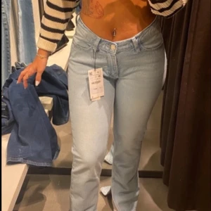Ljusblå raka jeans från Zara - Snygga ljusblå jeans från Zara i rak modell och den har slits där nere. knappt använda då de inte passar