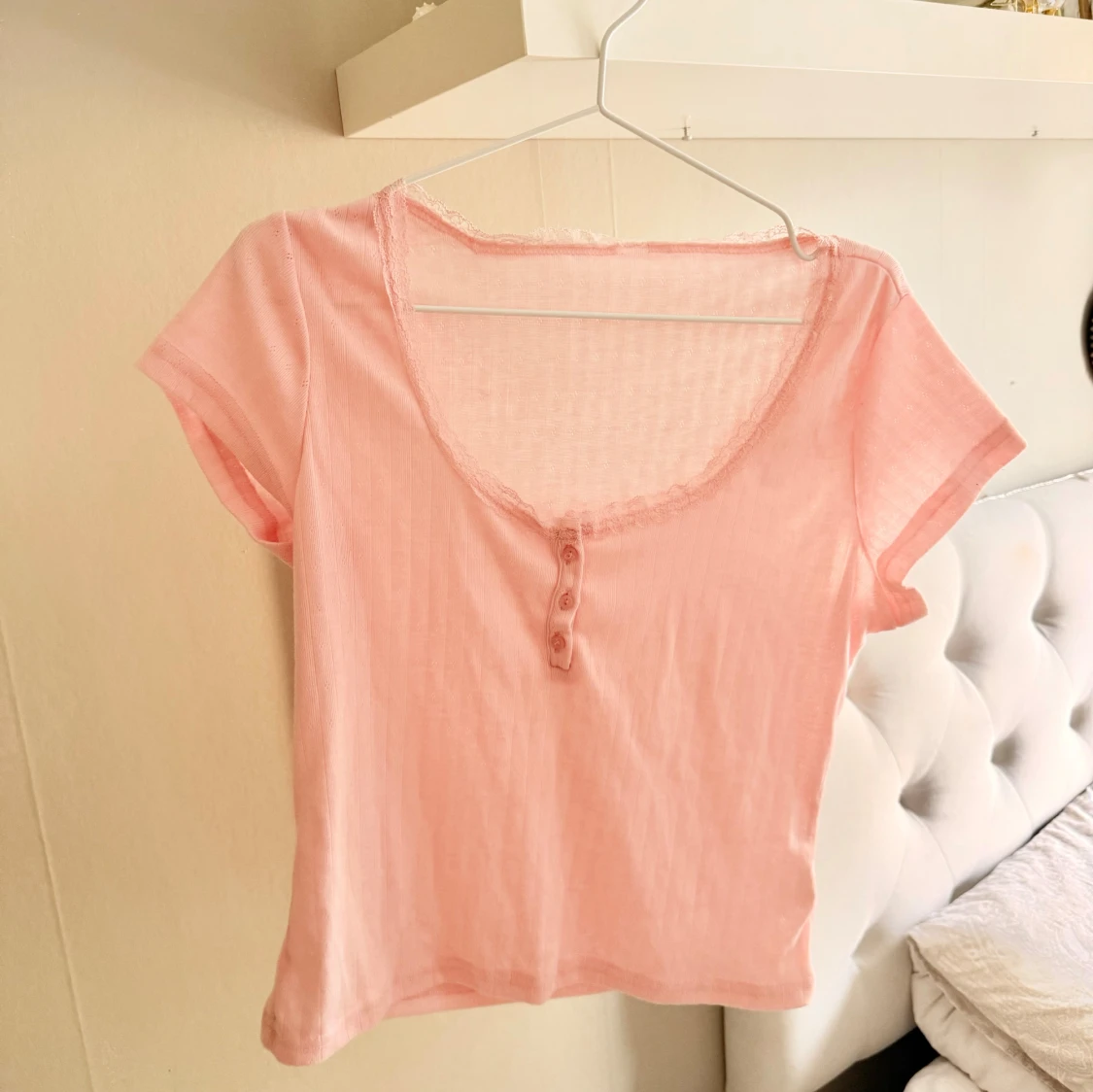 Ljusrosa ribbad topp med spetskant - 1