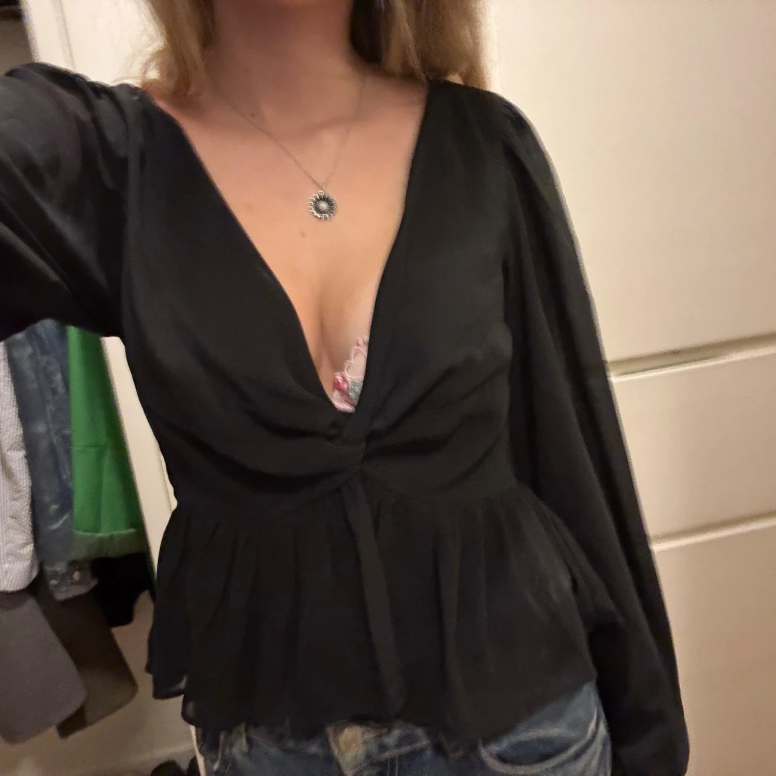 Svart omlottblus med volang - 1