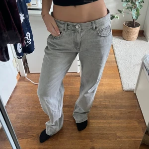 Grå raka jeans från Gina - Low waist straight jeans från Gina storlek 40 🩷