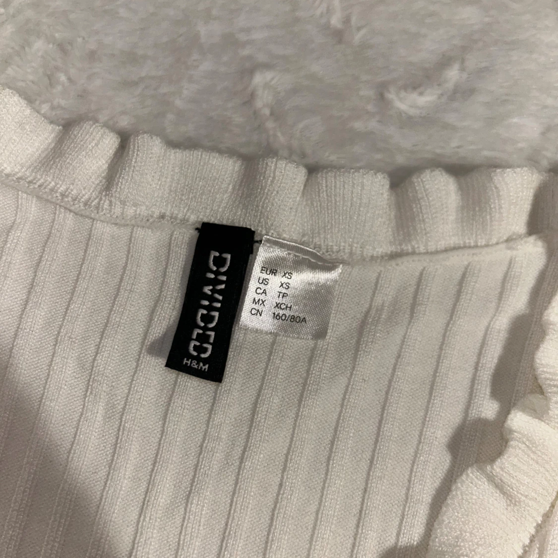 Vit ribbad blus med volang från H&M Divided - 2