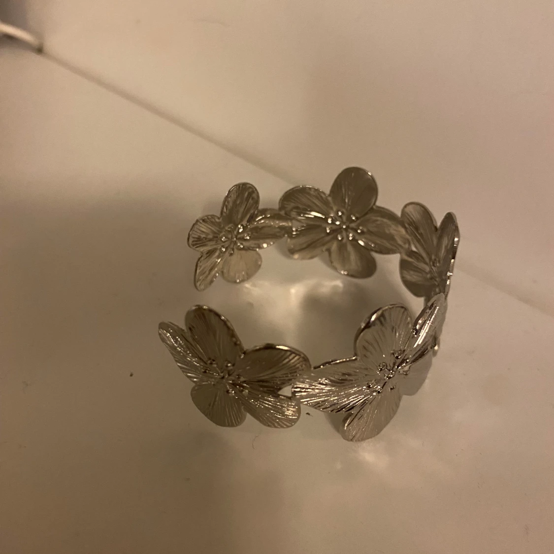 Silverfärgat armband med blommor - 1