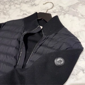 Black label moncler cardigan - Säljer nu denna feta moncler cardiganen. Fint skick på den och storlek S. Såklart äkta då den är köpt från fashionels som samarbetar med sicuro. Hör gärna av vid fler funderingar!