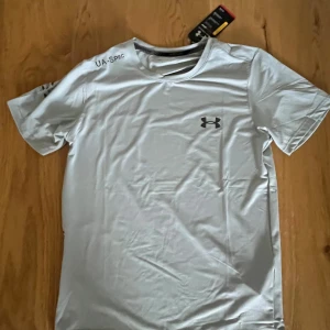 Ljusgrå Under Armour t-shirt M - Snygg ljusgrå t-shirt från Under Armour 