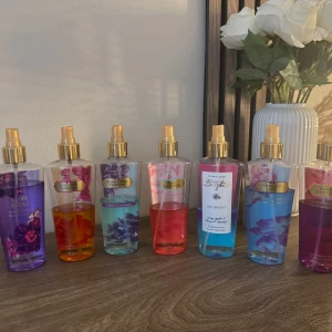Victoria's Secret body mist samling - Säljer min classic victoria secret kollektion. Skriv om ni vill köpa parfymerna enskilt, då jag kan skapa en annons för den :)  Love spell: 160kr Coconut passion: 80kr Forbidden fantasy: 80kr Pure daydream: 80kr Sky bright: 50kr Endless love: 150kr Mango temptation: 120kr  Alla 7 stycken för 500kr  Inga har plastlock kvar tyvärr.