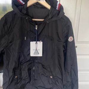 Svart vindjacka från Moncler - Köpt för 2000 på Plick. NFC-skan finns ✅storlek M men den sitter som S