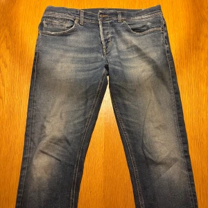 Dondup - Säljer ett par Dondup jeans i modell George. Byxorna är storlek W33. Vid fler frågor är det bara att höra av sig🤩