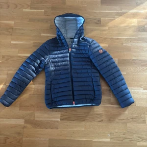 Save The Duck Jacka - Säljer nu min snygga och sköna dunjacka från Save The Duck för att jag tyvärr vuxit ur den. Jackan är använd ett fåtal gånger förra vintern och är perfekt nu när det börjar bli lite kallare. Storlek: XS, Nypris: ca 2000 kr. Bara att höra av dig vid minsta fundering!