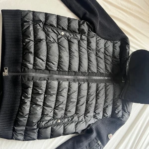 Svart Moncler cardigan jacka  - Svart cardigan jacka från Moncler i storlek XXL. Den är som för endast 2 tusen om du kan mötas upp och ta emot den idag (Skåne)