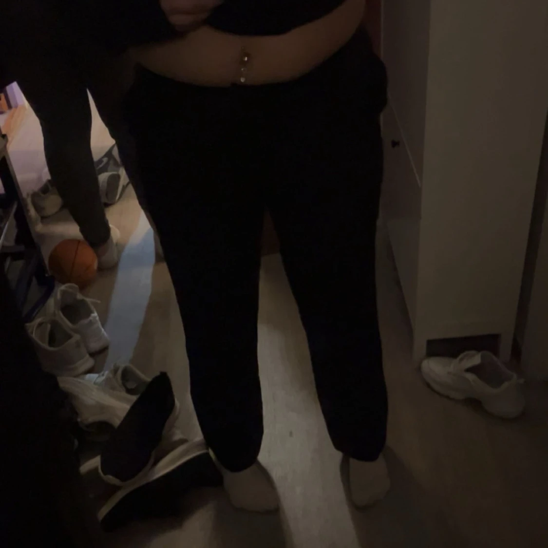 Svarta kostymbyxor med fickor på rumpan