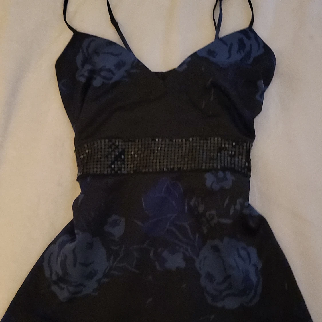 Svart-blå blommig slutsåld top 💕