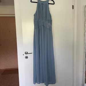 Blå balklänning - Superfin balklänning från Vila med fina detaljer. Halterneck. Endast använd fåtal gånger. Inga anmärkningar 