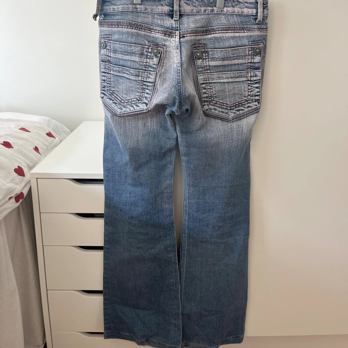 Blå bootcut jeans från Sharparrow - 1