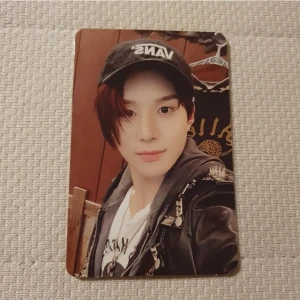 OFFICIELL KPOP NCT127 Jungwoo Neo Zone N version album photocard - Cool photocard från NCT 127:s andra album 'Neo Zone'! Perfekt för dig som älskar K-pop och vill samla på dina favoritidoler. Snygg design och ett måste för fans av NCT 127. Gör din samling komplett och visa din support för bandet!