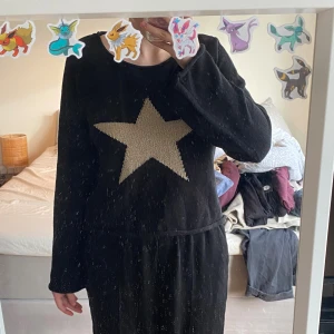 Stickad tröja med stjärna🌟  - Stickad lite cropped tröja med en stjärna som är lite guldig! Köpt från Zalando✨